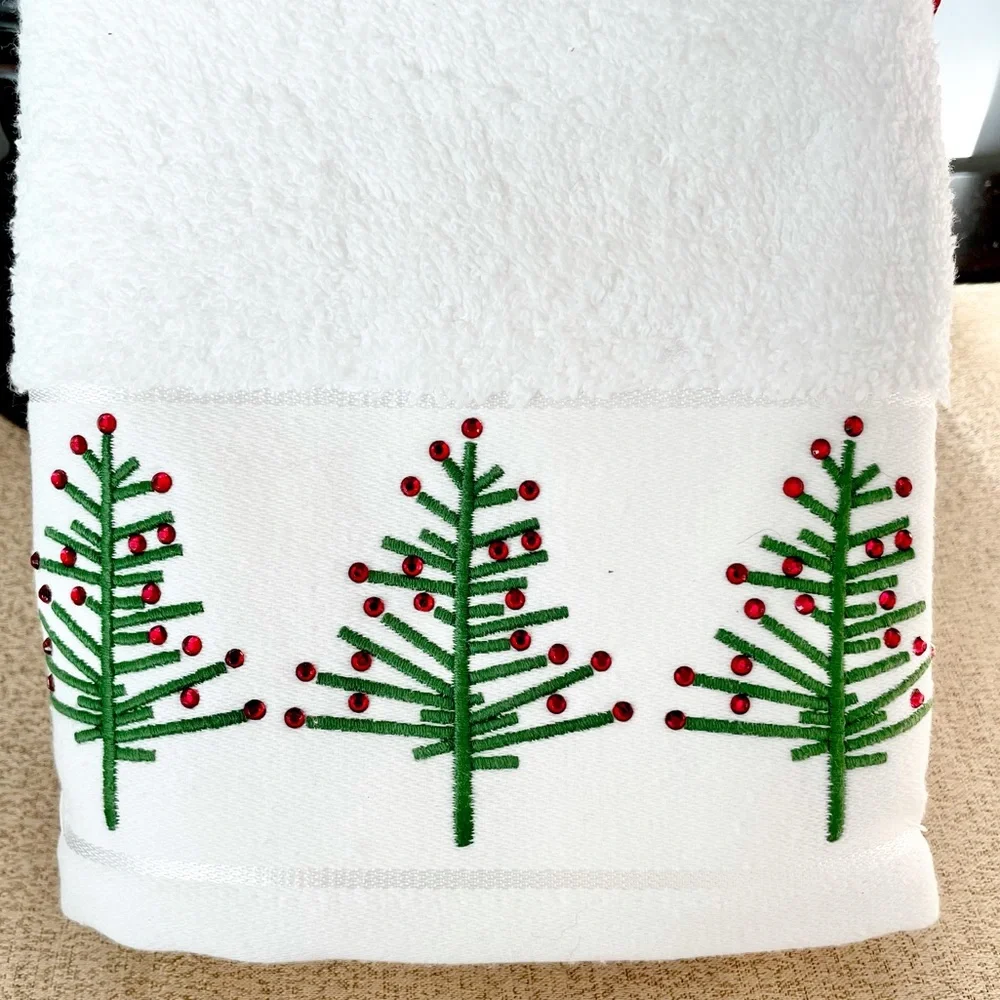 NWT SET OF 2 Jeweled Christmas Tree Hand Towels